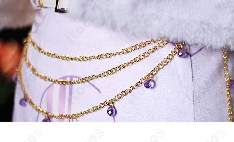 腰部分の装飾詳細。ベルト位置とチェーンの重なりが分かる近接画像。