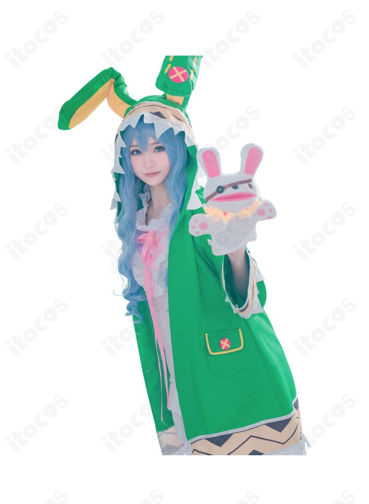 四糸乃 コスプレ衣装の側面ショット。コートのボリュームとワンピースのラインで全体シルエットを確認。