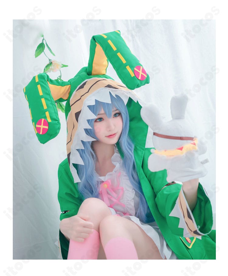 四糸乃 コスプレ衣装のコートフード・帽子装飾ディテール。縁取りとアクセントを丁寧に表現。