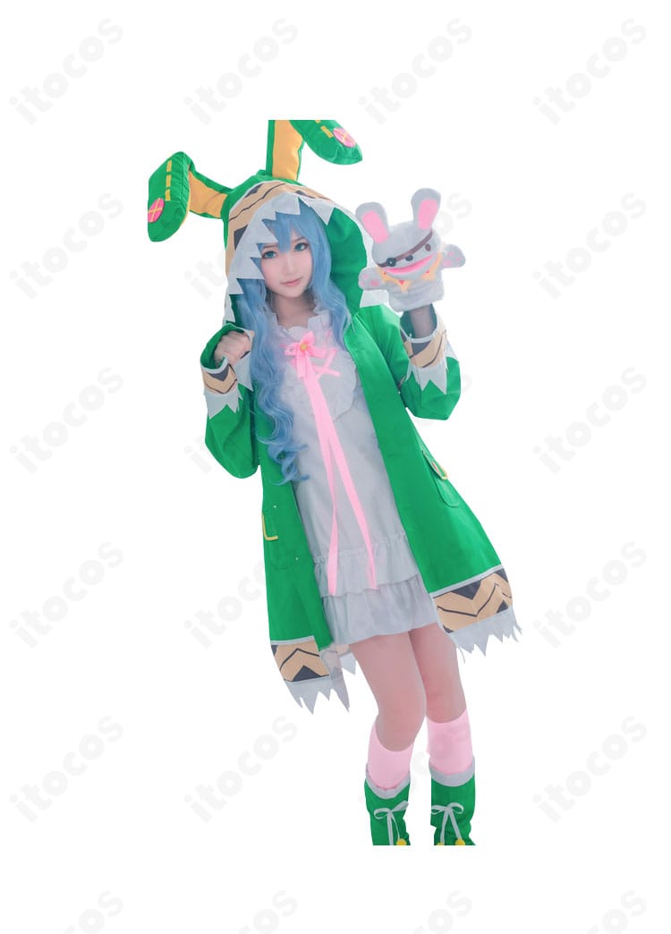 四糸乃 通常衣装の生地感と縫製ディテールが分かる着用クローズアップ。落ち着いた発色で撮影映え。