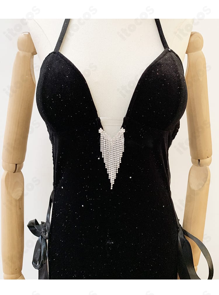 勝利の女神:NIKKE モダニア衣装の装飾クローズアップ。徽章や刺繍、メカニカル装飾の質感と仕上がりを鮮明に示す。