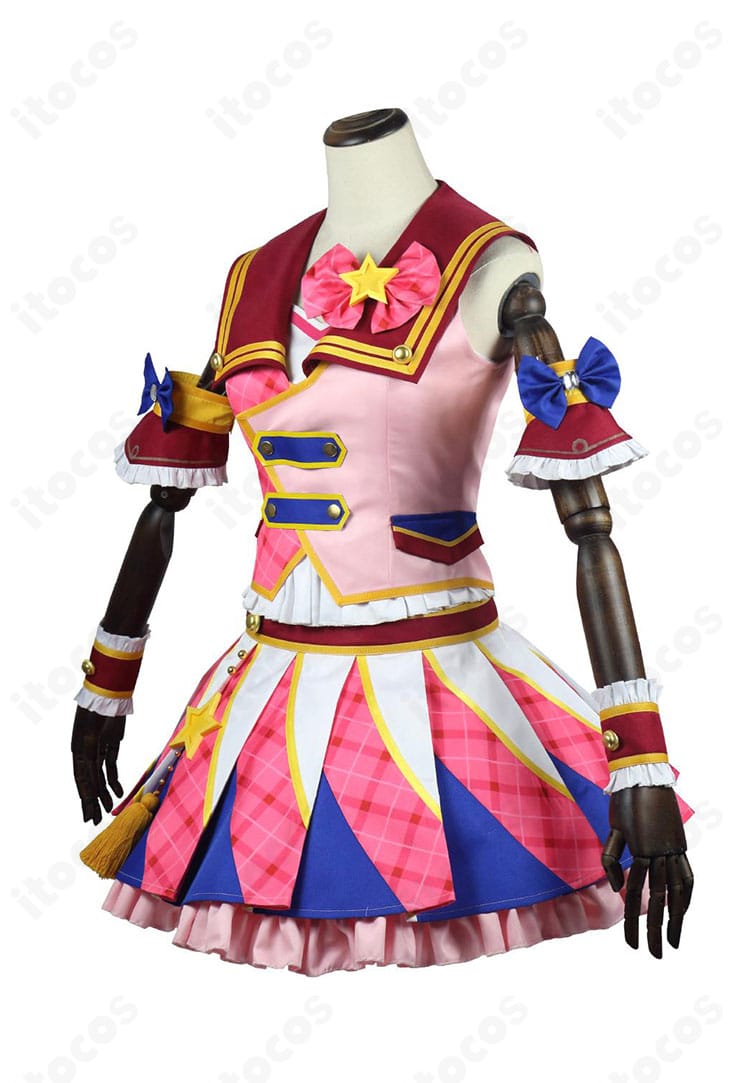 衣装の側面シルエット。腕飾りの装飾とスカートの広がり、ウエストラインのまとまりを確認できる角度。