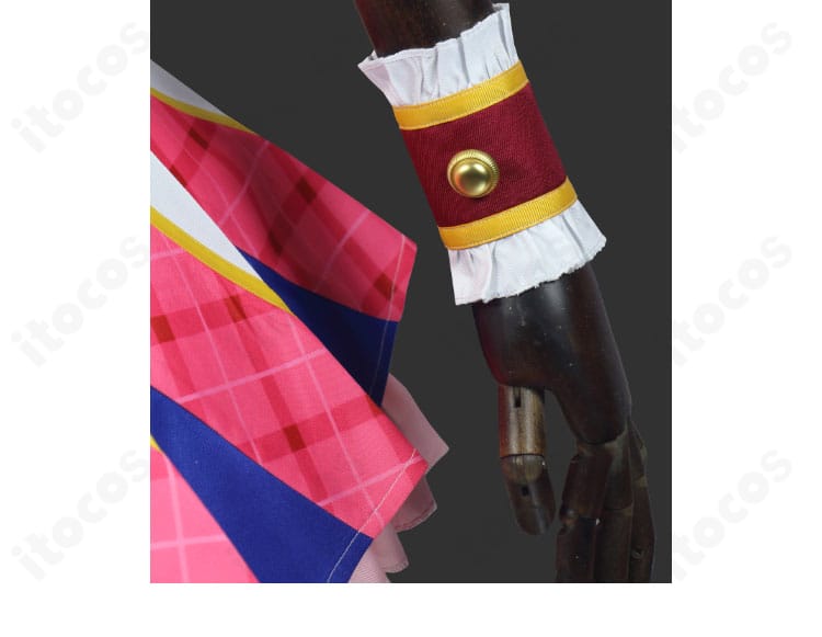 腕飾りの接写。パーツの造形や配色、着用時の存在感が伝わる。