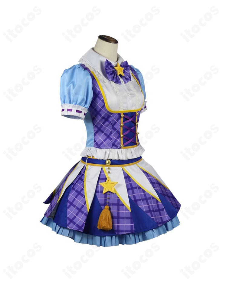 氷上スミレ コスプレ衣装 右側面。袖口のアクセントとシルエットの流れ、スカーフの見え方を確認できる。