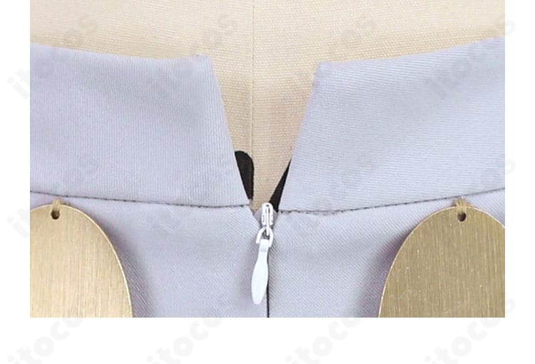 ズボンのフロントジッパー部分のアップ。着脱しやすい仕様を示した写真。