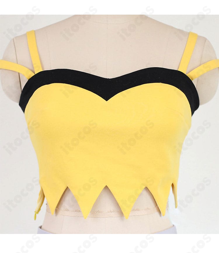 上衣の刺繍ディテールのクローズアップ。精細な縫製で質感がわかる構図。