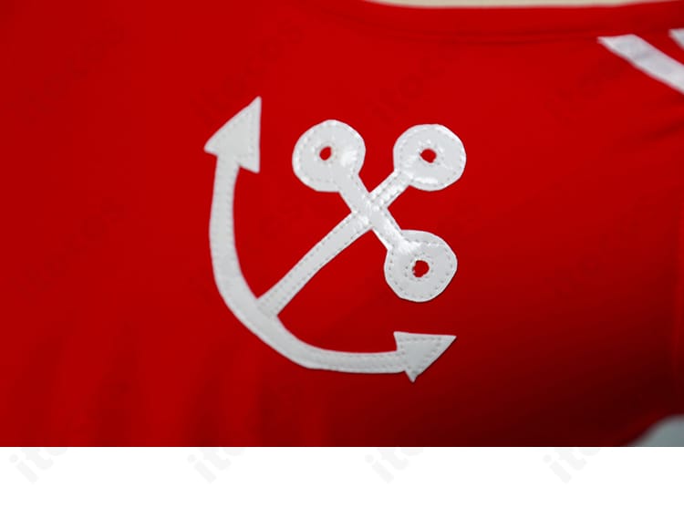 宝鐘マリン 3周年記念水着コスプレ衣装のトップス装飾ディテール。首元チョーカーとシンボル風モチーフの再現度を示す拡大画像。