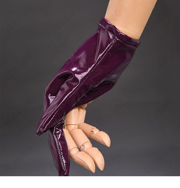 手袋の装飾ディテール。表面の質感と装飾パーツの配置が分かるアップ