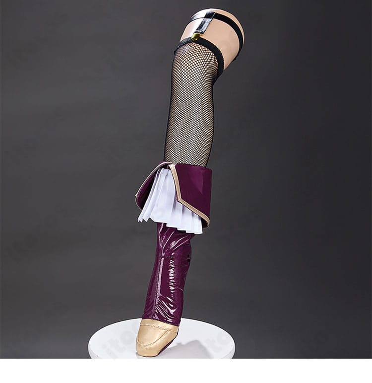 ブーツ風靴カバーとレッグソックスの装飾詳細。脚元の一体感とラインの見え方を示す画像