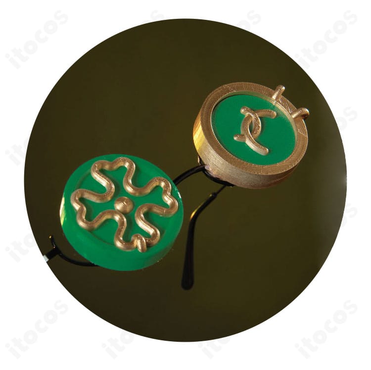 メガネのクローズアップ。フレーム形状と色味がキャラクターイメージに沿うことを示すディテール。