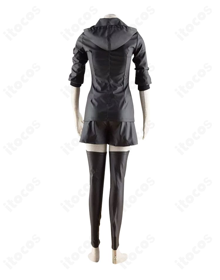 霧嶋董香の戦闘服コスプレ背面全体。背面パネルの切り替えとシルエットの立体感が分かる構図。