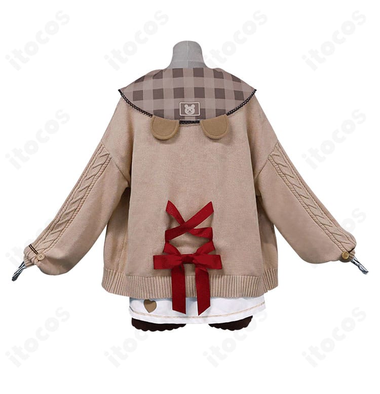 草薙寧々 コスプレ衣装の背面全体画像。コートの丈感や背面ライン、ショートパンツのシルエットなど後ろ姿のディテールを確認できます。