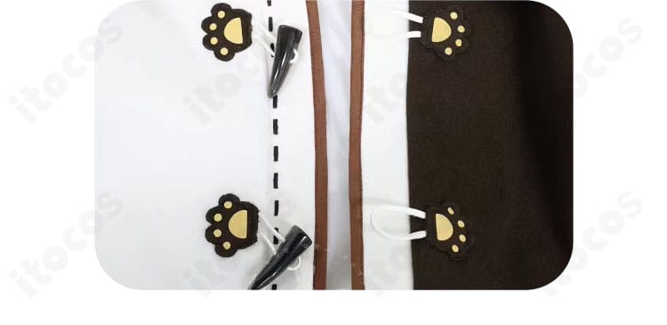 外套の襟元ボタン詳細。留め具の形状と配置で衣装の再現性を表す画像