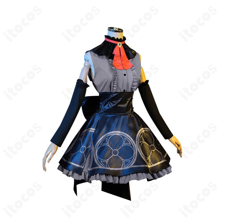 蒼森ミネ アイドル衣装を右側から撮影。体に沿う美しいサイドラインと背中の大きな蝶結びの立体感が伝わる画像。