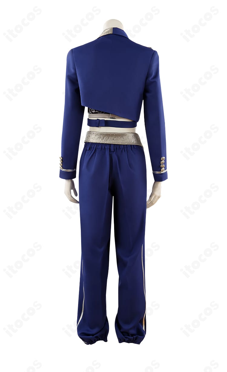 桃井愛莉 特訓後コスプレ衣装の背面図。背面の装飾配置とコートの落ち感を示す写真。