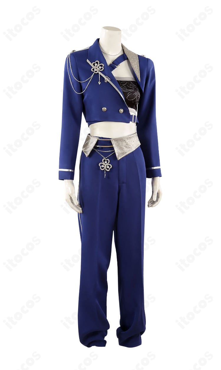 桃井愛莉 コスプレ衣装を右側から撮影。袖口やベルト位置など立体的なディテールを確認できる写真。