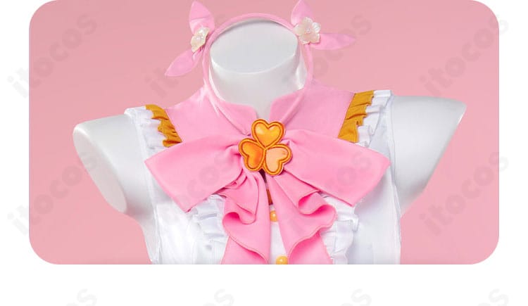 襟元装飾の接写。スカーフの色味と襟の縁取り、ステッチの整いを確認。