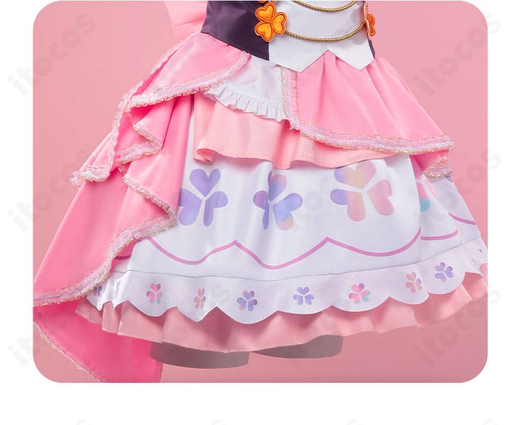 スカート装飾のディテール。切り替えと飾り縁が作るアイドルらしい動きの強調。