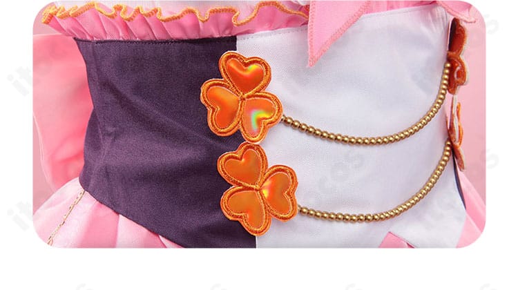 ウエスト装飾部分のアップ。コルセットベルトの質感と金具、ラインの整いが見える。