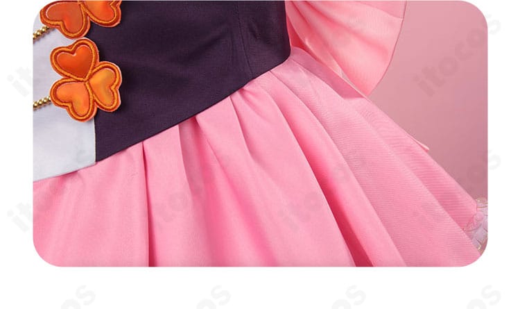 ウエスト近接ディテール。ベルトの留め具とステッチ、シルエット形成のポイントを表示。