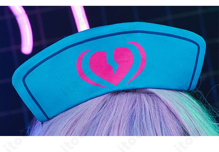 朝比奈まふゆ衣装の帽子装飾クローズアップ。猫耳風シルエットと飾りの質感を強調。