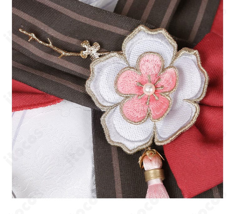 背中の飾り装飾ディテール。中心パーツと吊り飾りの配置バランスを分かりやすく表示。