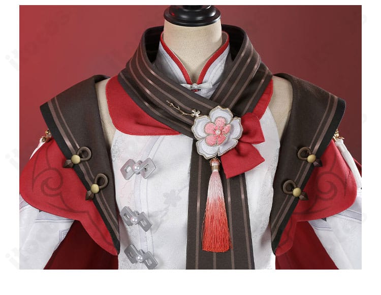 マフラー（囲巾）の装飾ディテール。花モチーフとエッジの意匠で残雪に咲く紅らしいアクセントを表現。