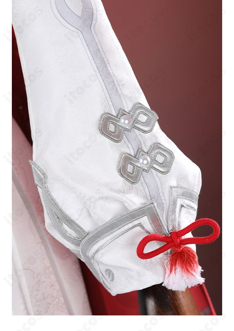 袖の装飾ディテール。袖口の切替と刺繍風模様、ボリューム感のあるラインを強調。