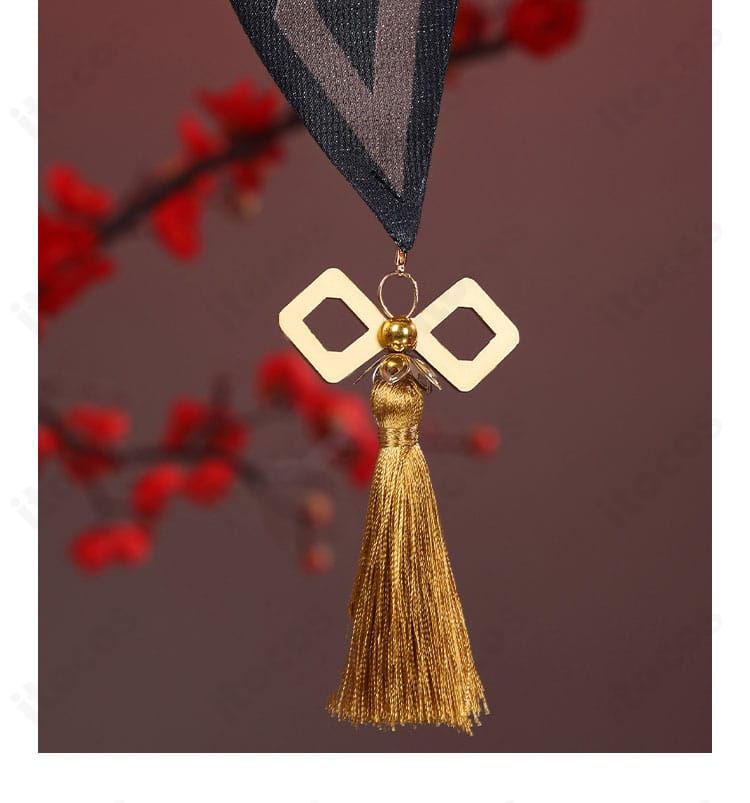 スカート背面の装飾ディテール。後ろ中心の落ち感とモチーフ配置、縫製の仕上げを表示。