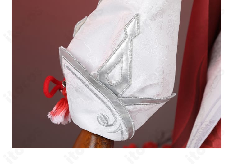 背飾りフリンジのディテール。動きに合わせて揺れるタッセル調の質感と長さを確認。