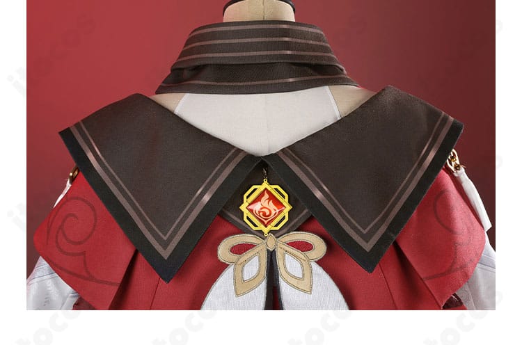 衣装背面の細部。背飾りの取り付け位置とタッセル調パーツの配置が分かるクローズアップ。