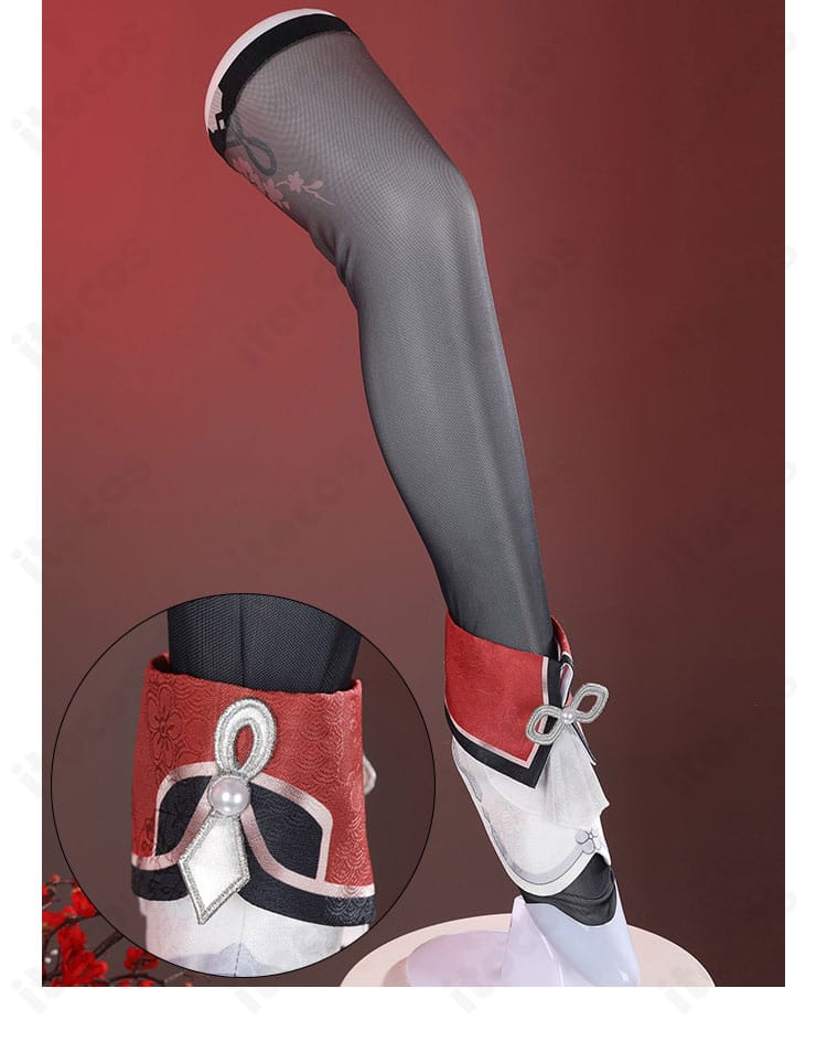 メガネと帽子の正面ディテール。帽子のモチーフとメガネの形状で胡桃らしさを演出。