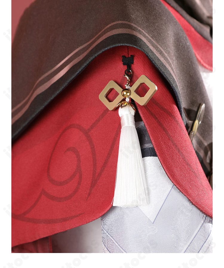 肩周りの装飾ディテール。切替線と飾りパーツの位置関係、肩幅バランスを確認できる。