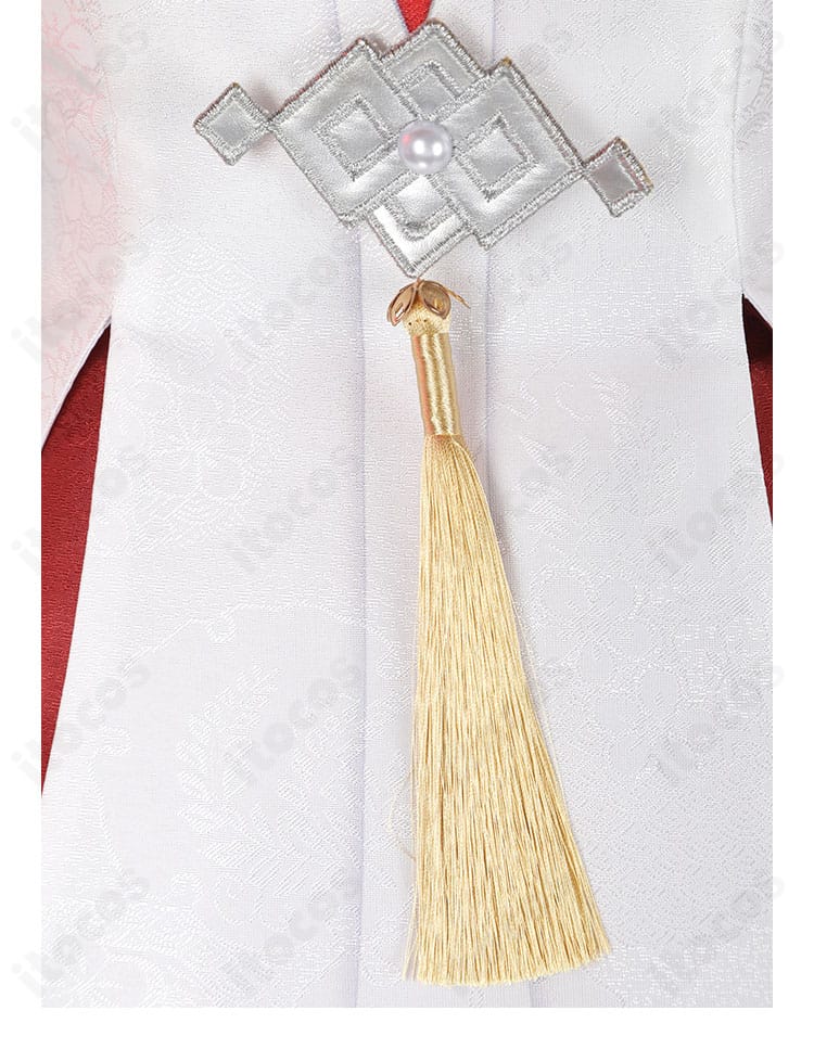 ストッキングと靴カバーの装飾ディテール。脚線をきれいに見せる色味とパーツ配置。