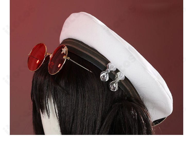 帽子の装飾ディテール。トップのモチーフと縁取りの仕上げ、質感が伝わるアップ。