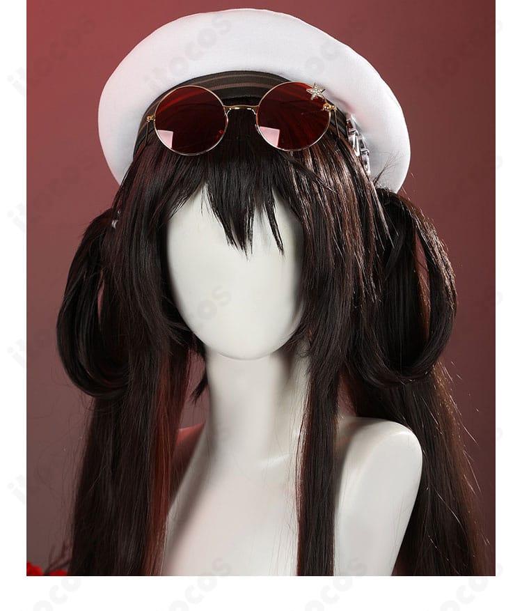 メガネと帽子の側面ディテール。装飾の立体感とバランス、横から見たシルエットを表示。