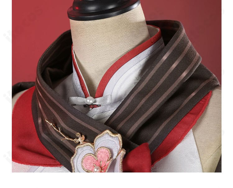 襟の装飾ディテール。光沢素材の切り替えと縁取り、襟元のモチーフ配置をアップで紹介。