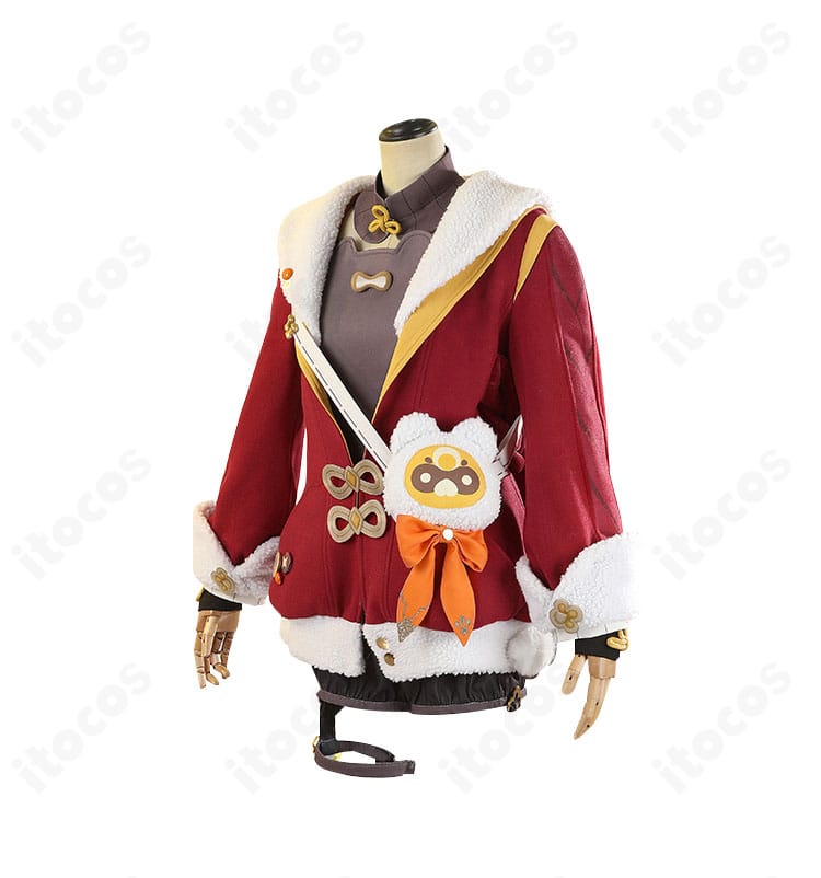 原神 香菱（シャンリン）コスプレ衣装の側面。サロペットとコートの重ねで生まれるシルエットとフィット感が分かるアングル。