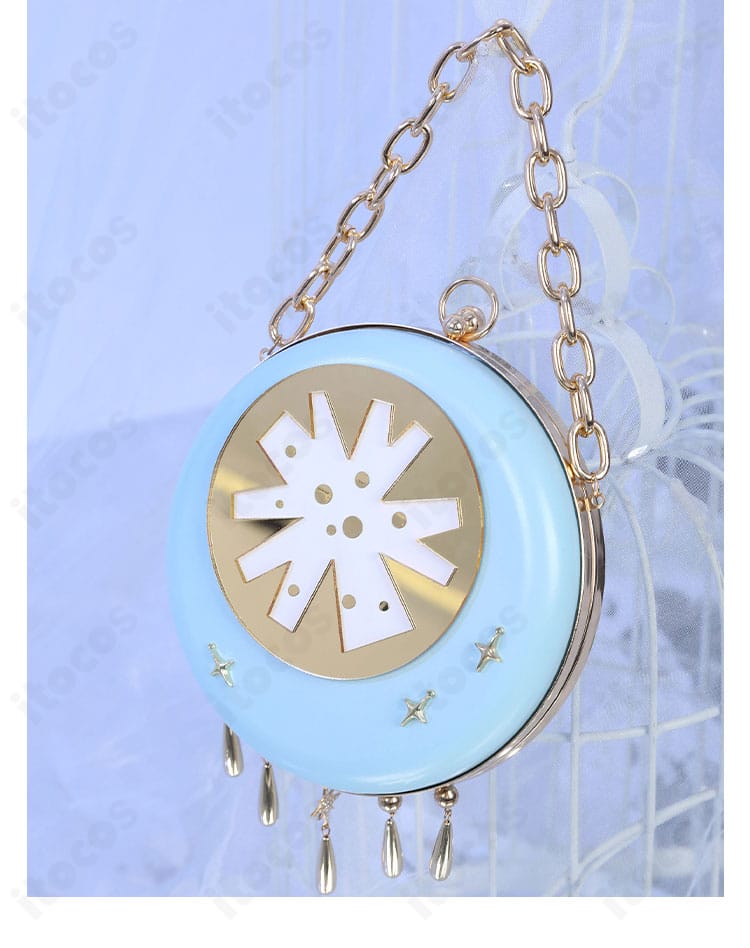 バッグ装飾のクローズアップ。素材感と装飾モチーフを確認できるアップ写真。