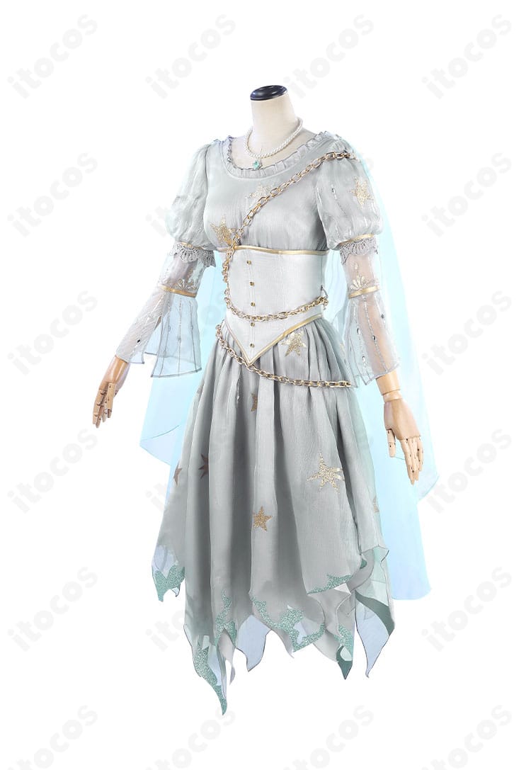 側面から見たエマ・ウッズ衣装。コルセットベルトとマントの重なりで生まれる立体的なラインを再現。