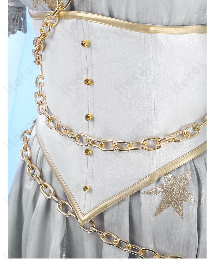 腰飾りの細部。チェーンと装飾プレートの組み合わせでアクセントを形成。