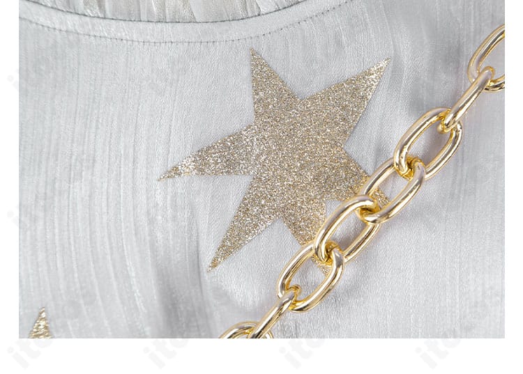 衣装全体を引き立てる装飾群の近接画像。統一感のあるカラーとモチーフを確認。