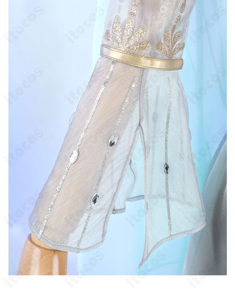 袖口の装飾にフォーカス。縁取りとパターンの再現性を捉えた近接ショット。