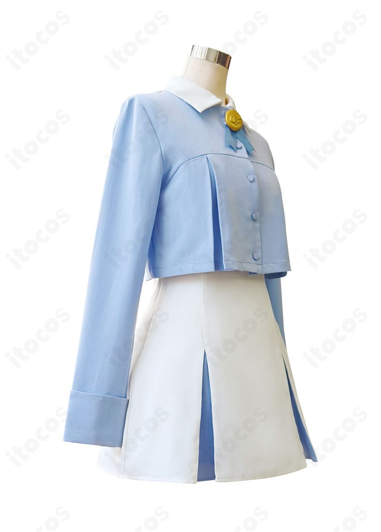 カードキャプターさくら 木之本桜 私服コスプレ衣装の右側面。コートのラインとワンピースの落ち感、袖口の形状が分かる画像。