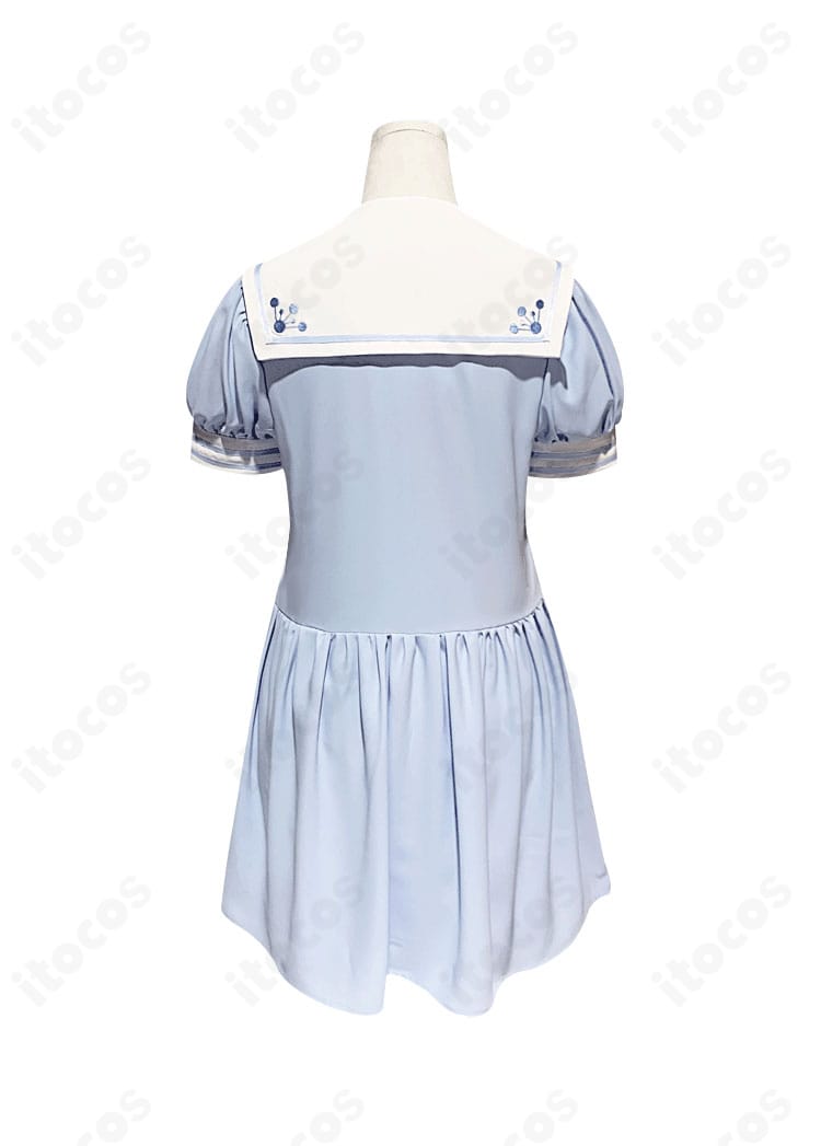 木之本桜コスプレの背面ビュー。背中の開閉仕様と披肩のライン、スカートの落ち感を確認できる画像。