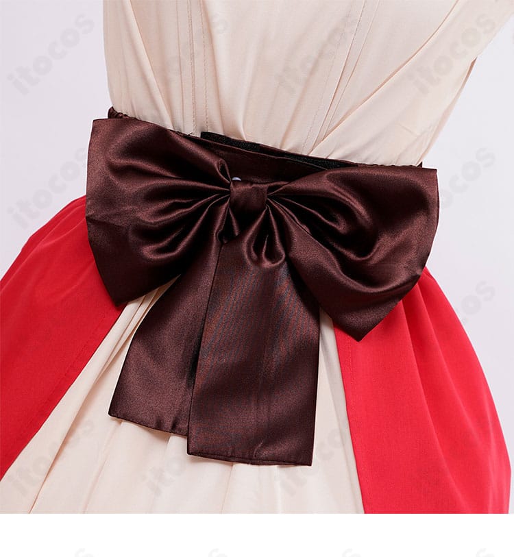 ウエストの蝶モチーフ装飾のクローズアップ。コーデのアクセントとして映えるデザイン。