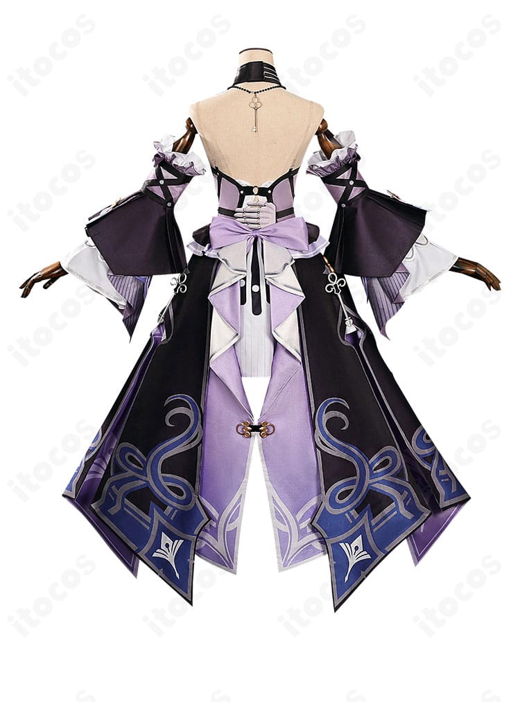 背面から見たマダム・ヘルタ衣装の大きな蝶結びと裾のライン