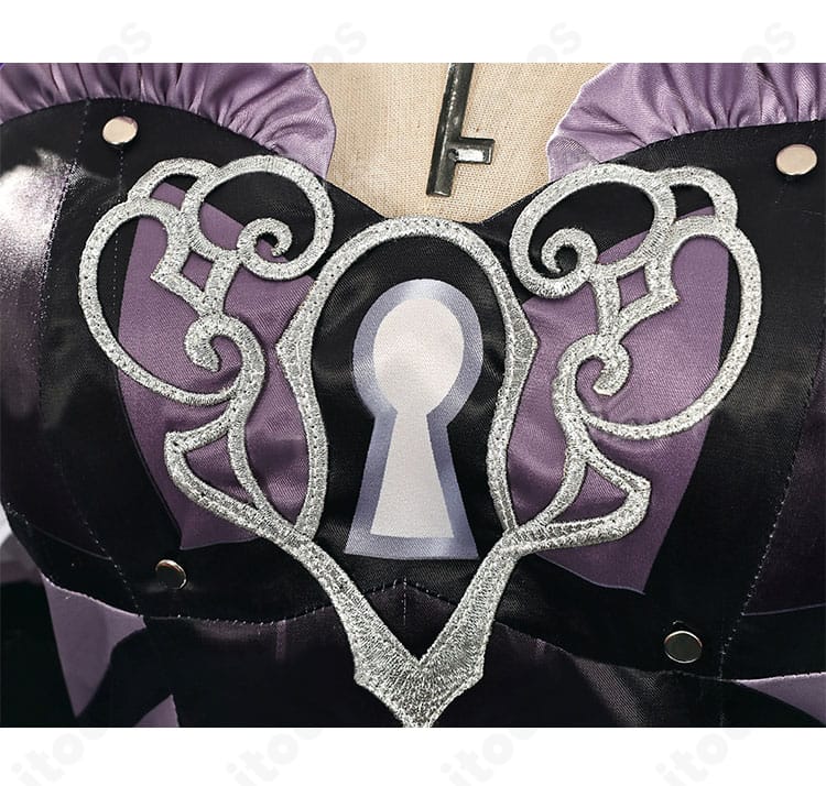 襟飾りのアップ、マダム・ヘルタ衣装のネックライン装飾ディテール