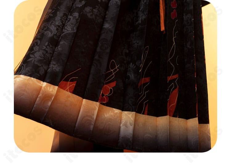 スカート裾装飾アップ。長着裾の配色ラインと縫製、動きに映える裾デザインを確認できる。