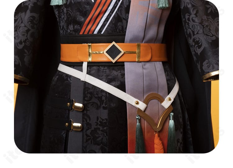 腰帯装飾アップ。コルセットベルトと白ベルト、帯の重なりとバックルパーツのディテール。